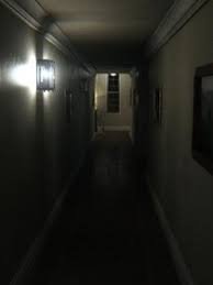 Captura de P.T., demo de Silent Hills con pasillos oscuros y atmósfera opresiva.